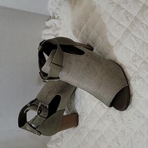 Solesenseability Women's Peep Toe Ankle Strap Shoes Size 9 Gray